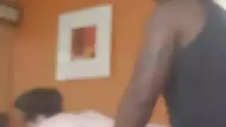 مراهقان مخادعان يمارسان الجنس بعنف عندما يكون المنزل خالياً