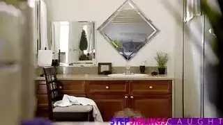 ينيك صديقتو ويقذف داخل كسها