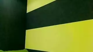 مراهقة على الكاميرا تخلع ملابسها وتلعب بكسها الناعم