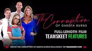 إلهة عابرة الجنس تأخذ مؤخرة الشاب في بورن عنيف بوضعية الكلب