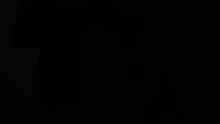 عاهرة سمراء مفلسة تُدمر في جنس جماعي خشن