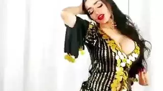 أداء الرقصة الإباحية لملكة الصحراء