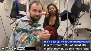 مشهد إباحي واقعي: الطبيب يجعل المراهقة تصرخ من هزات الجماع القوية بالهزاز