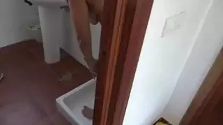 شاب بريطاني يطلب حمامًا ذهبيًا من كس مسلمة مشعر