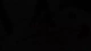 جليسة الأطفال البريئة تأخذ زبًا غليظًا في طيزها وكسها