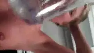 شاهد هذه الشقراء تتبول في كل أنحاء المرحاض