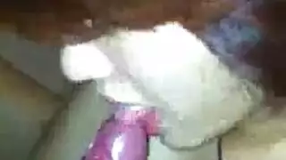 سمراء ساخنة تمارس الجنس بينما يتم اللعب بمؤخرتها