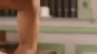 إباحية صريحة كلاسيكية: امرأة مسنة كبيرة الصدر في ممارسة جنسية من الخلف صريحة