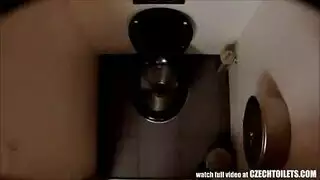 إثارة الاستحمام الذهبي: فتاة لطيفة تكشف فرجها ومؤخرتها الشاحبة