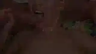 عاهرة تخدم قضيبين – قضيبين في فتحتين ومص