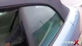 فتاة متلألئة شابة تتبول منفردة في مشهد علني إباحي