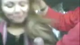 محجبة مشاغبة تمارس جنس فم وإثارة للحلمات في السيارة