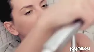 شاب يستمني في مكتبه