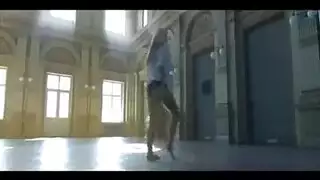 عاهرات مراهقات يختنقن على قضيب غليظ معاً