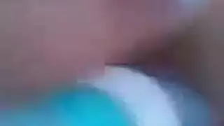 فتاة عربية مكتنزة تظهر كسها المبلول وفخذيها المفتوحتين بإثارة