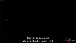 إثارة سيارة ساخنة: سمراء تُدك وتُغمر بالسائل المنوي