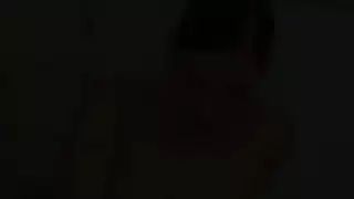 ملء شرج ومهبل عذراء ضيقين باختراق مزدوج