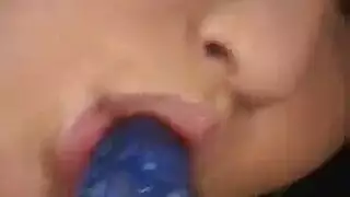 شقراء تأخذ وضعية الوجه للأسفل والمؤخرة للأعلى لجلسة جماع على اليخت