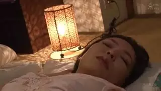 شاب يضاجع امه وهي نائمة ويجعلها تهيج